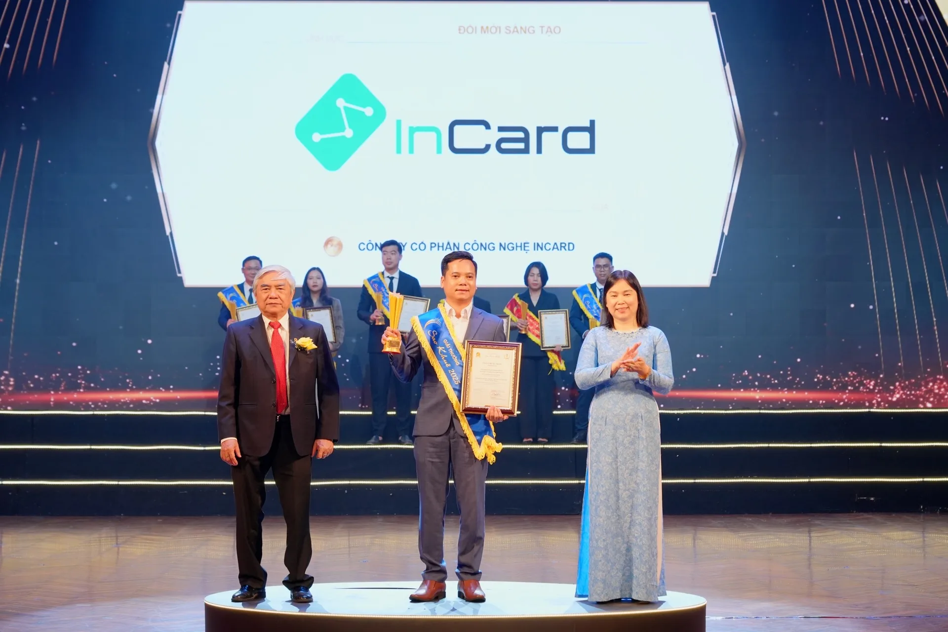 InCard nhận giải trên sân khấu
