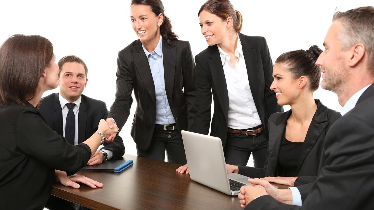 Cái bắt tay giữa hai người trong một buổi gặp công việc